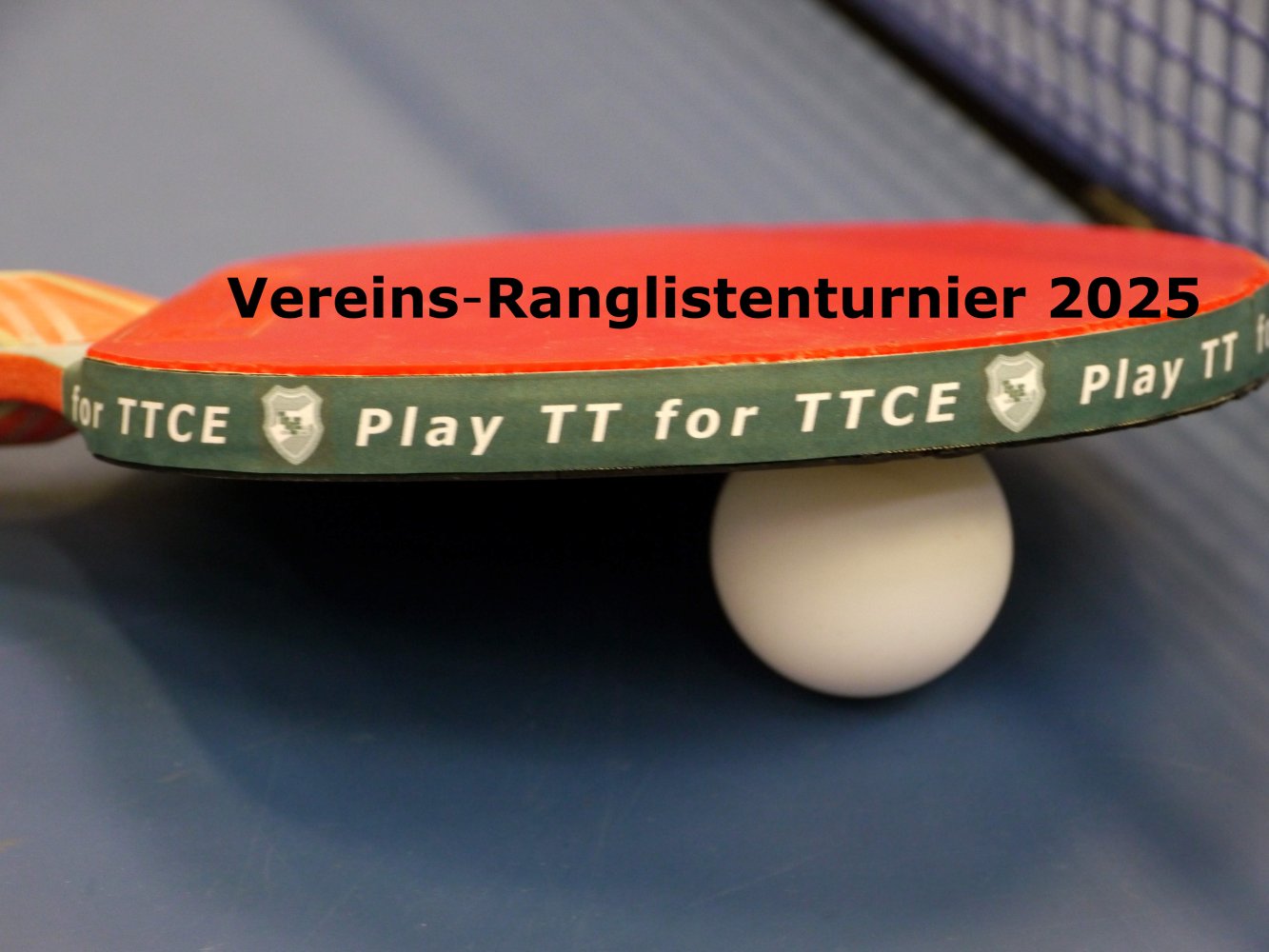 Ein Tischtennis-Schläger mit dem Schriftzug "Play TT for TTCE" auf dem Band und der Überschrift "Vereins-Ranglistenturnier 2025"