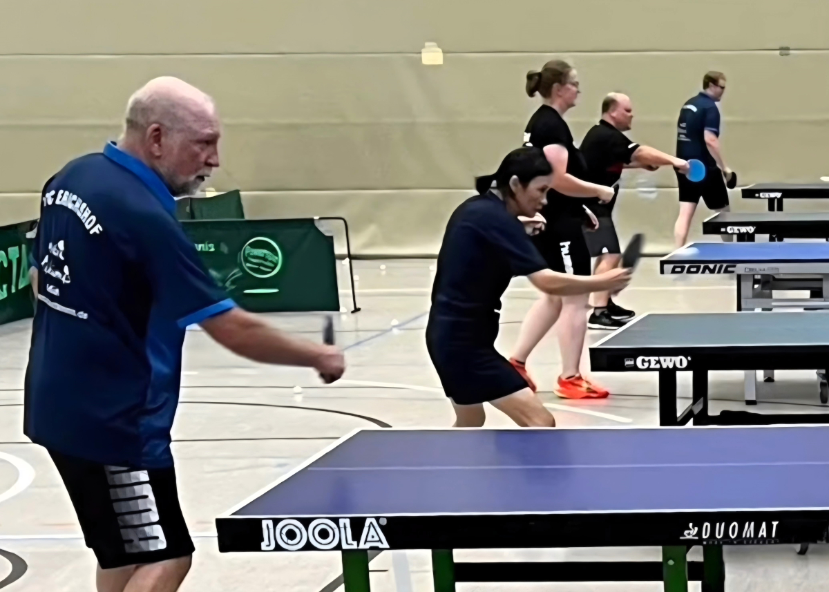 Eine Seite der Reihe an belegten Tischtennis-Tischen