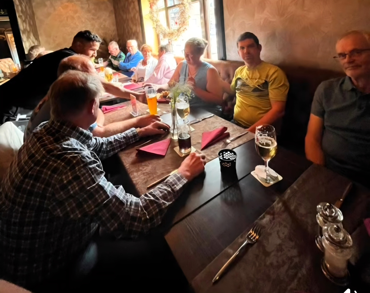 TTCE-Stammtisch an einem langen Tisch mit Getränken
