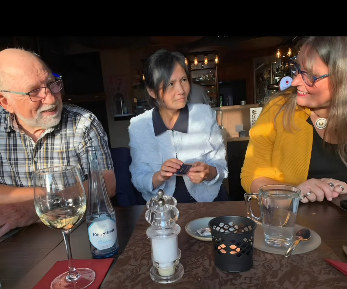 Eine Gesprächsgruppe beim TTCE-Stammtisch