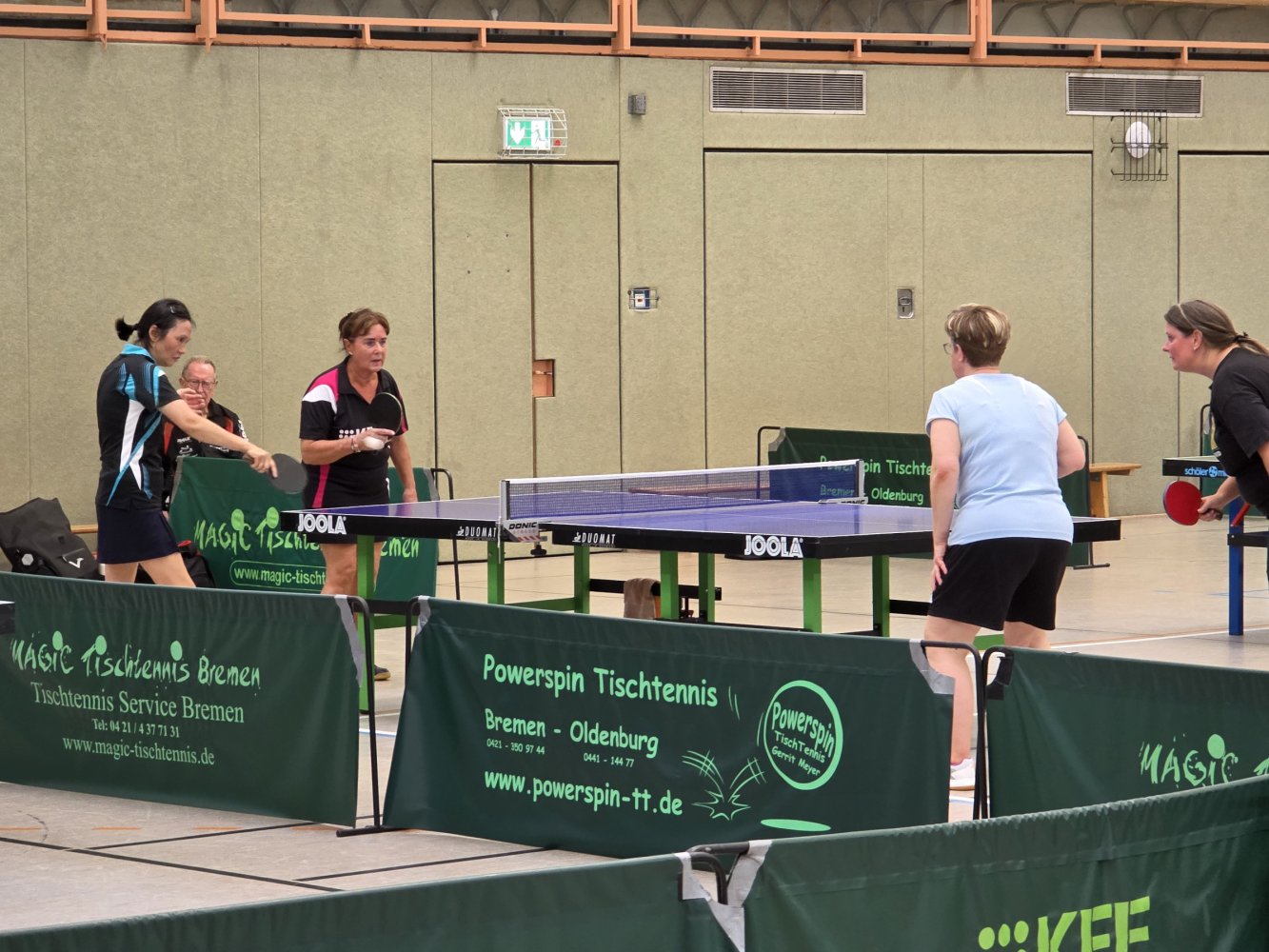 Ein Tischtennis-Doppel der Damen-Mannschaft im Training