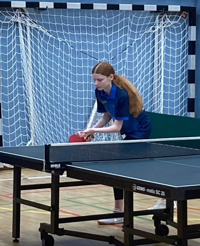 Eine TTCE-Spielerin beim Aufschlag