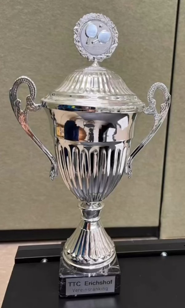 Ein großer glänzender Pokal als Preis für das Vereins-Ranglistenturnier 2025 des TTCE
