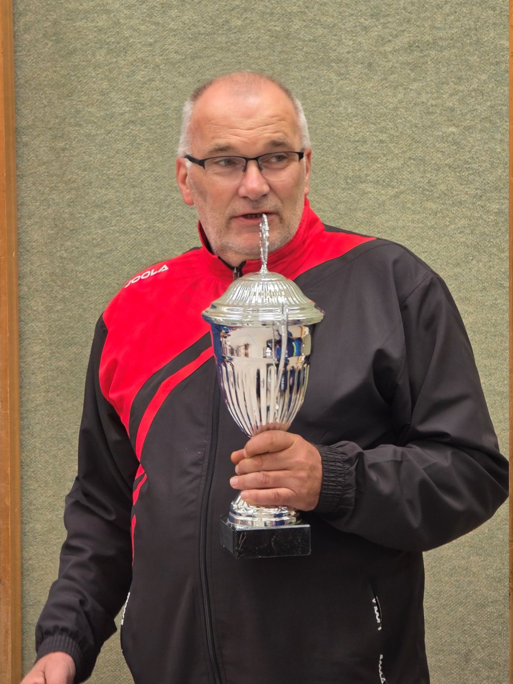 Der Sieger des Vereins-Ranglistenturniers 2025 mit dem Pokal in der Hand