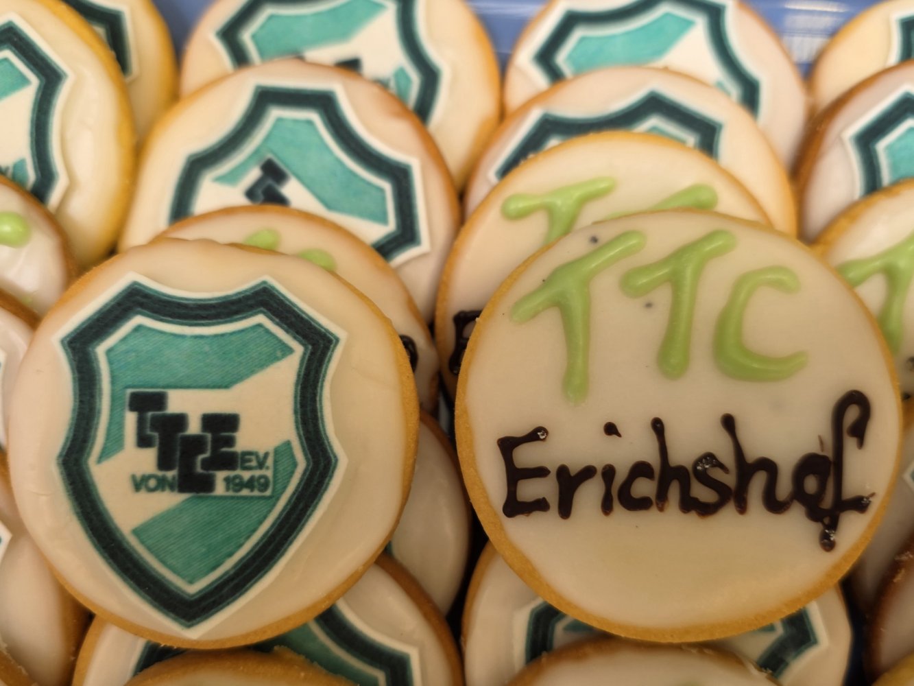 Nahaufnahme zwei Kekse mit dem grünen TTCE-Logo oder mit dem Schriftzug "TTC Erichshof"