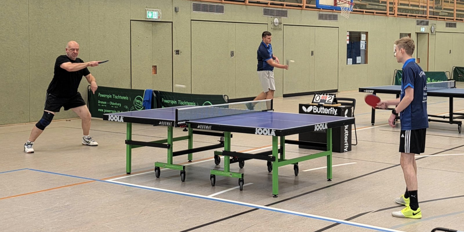 Ein Tischtennis-Einzel zwischen einem Erwachsenen und einem Jugendlichen mit Punktestand 0:2
