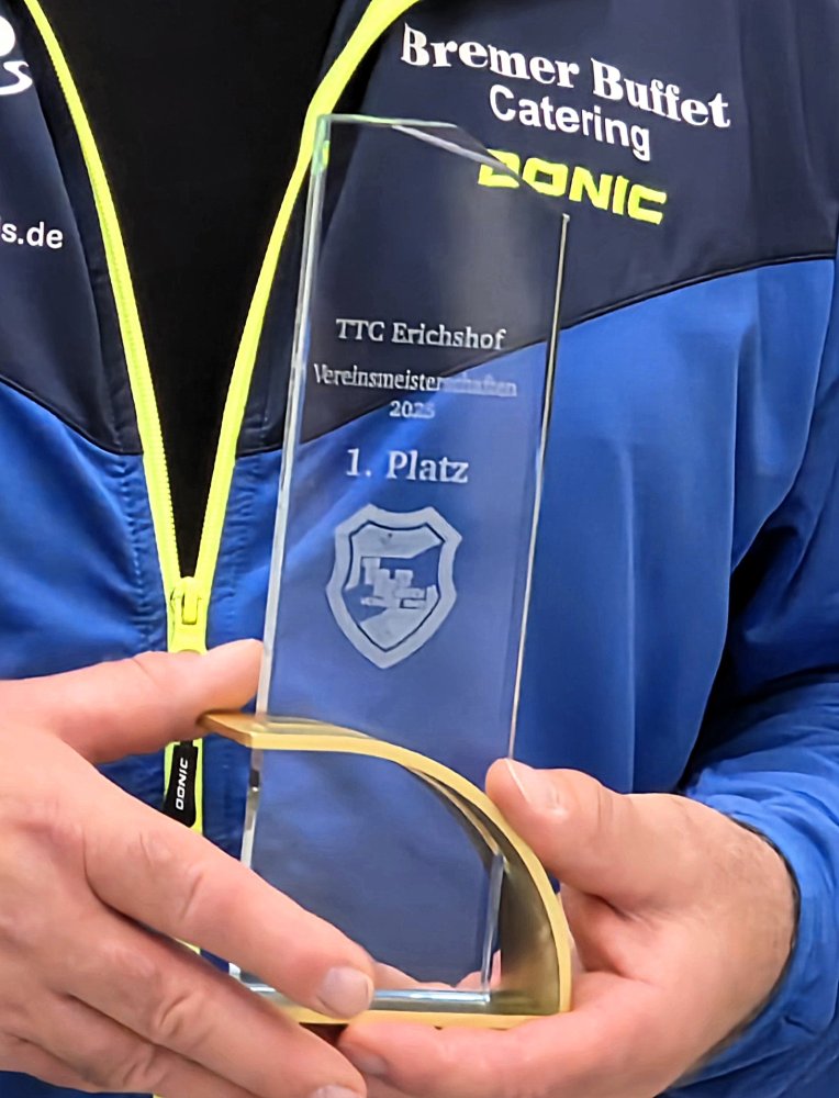 Nahaufnahme der gläsernen Trophäe für den 1. Platz bei den Vereinsmeisterschaften 2025 des TTC Erichshof