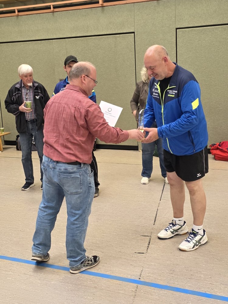 Überreichung der gläsernen Trophäe für den 1. Platz und der Siegerurkunde an den Sieger