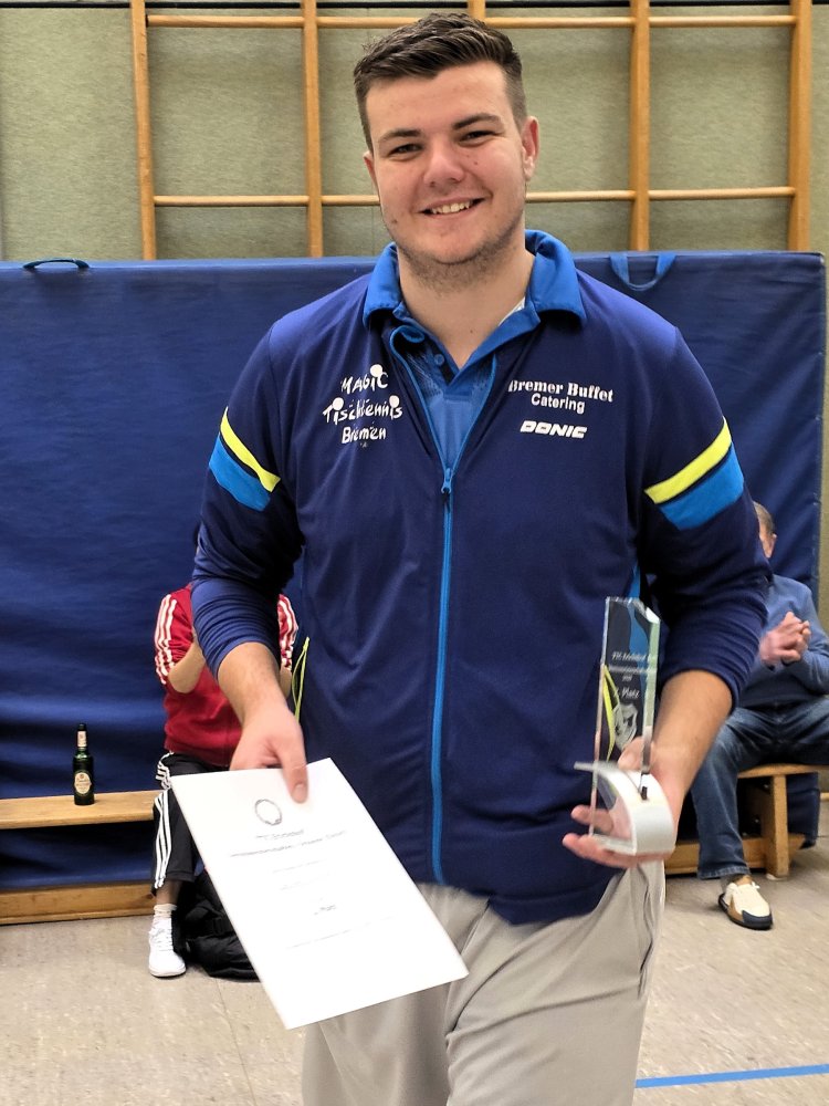 Ein Jugendlicher mit gläserner Trophäe und Urkunde für den 2. Platz