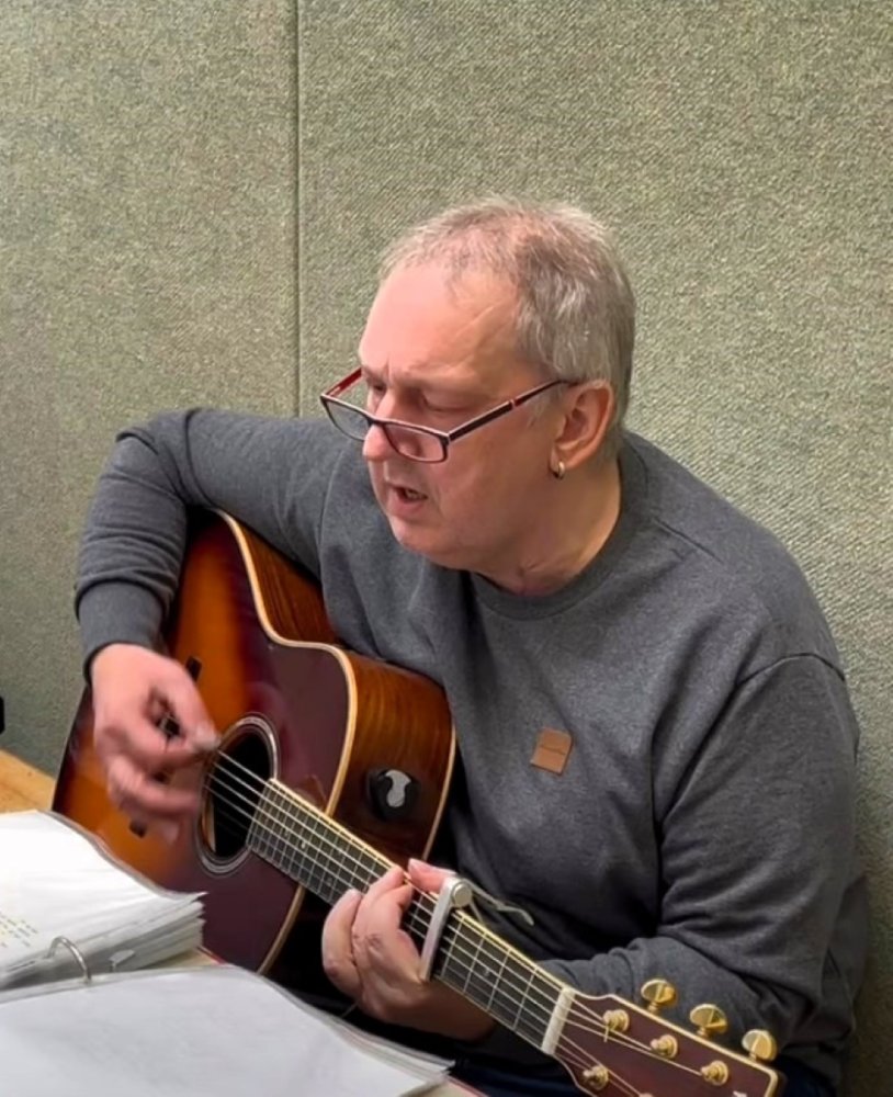 Kai am Singen und Gitarre spielen