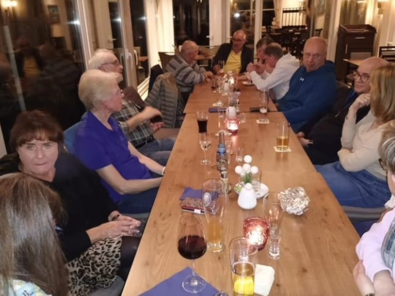 TTCE-Stammtisch an einer langen Tafel mit Getränken