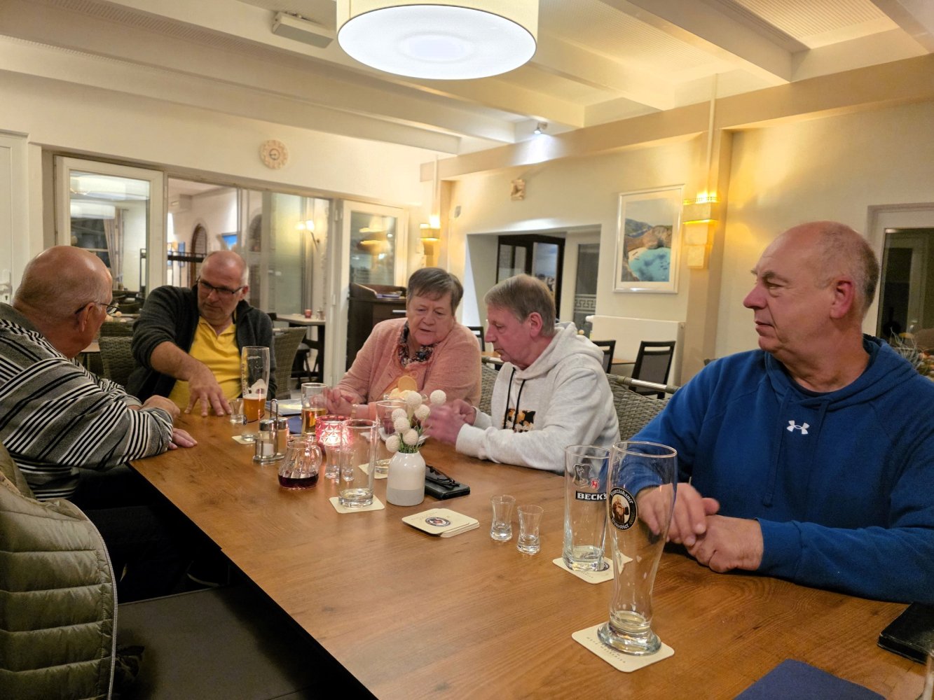Gespräche in Grüppchen beim TTCE-Stammtisch