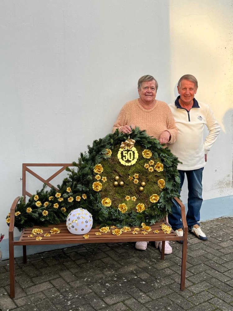 Angela und Klaus mit dem Kranz in Form eines Tischtennis-Schlägers