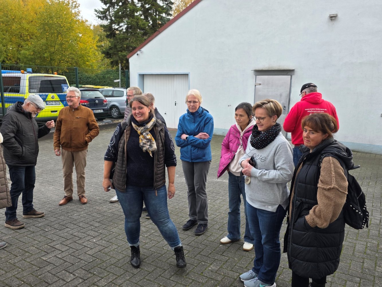 Die versammelte Gruppe beim goldenen Hochzeitspaar