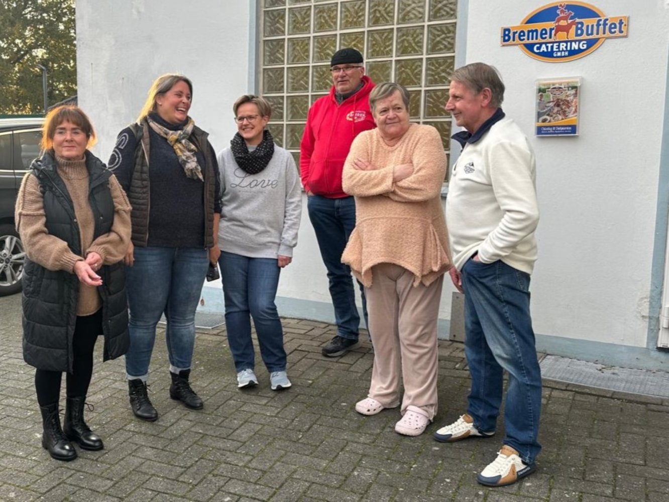 Die versammelte Gruppe mit dem goldenen Hochzeitspaar