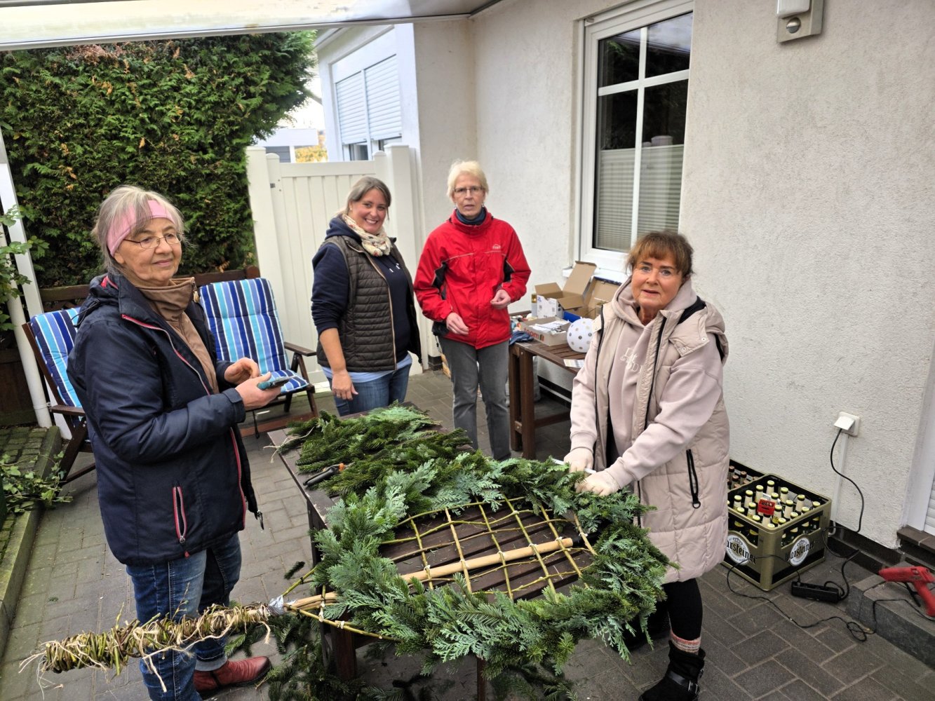 Expertinnen im Kranz-Binden