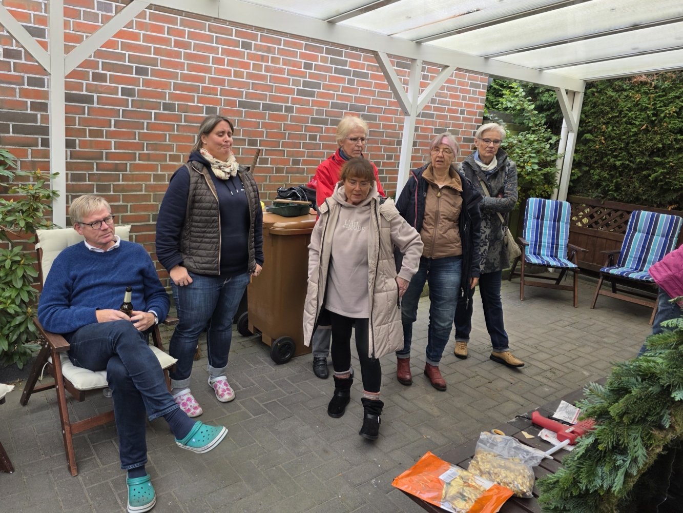 Das Team begutachtet den Kranz