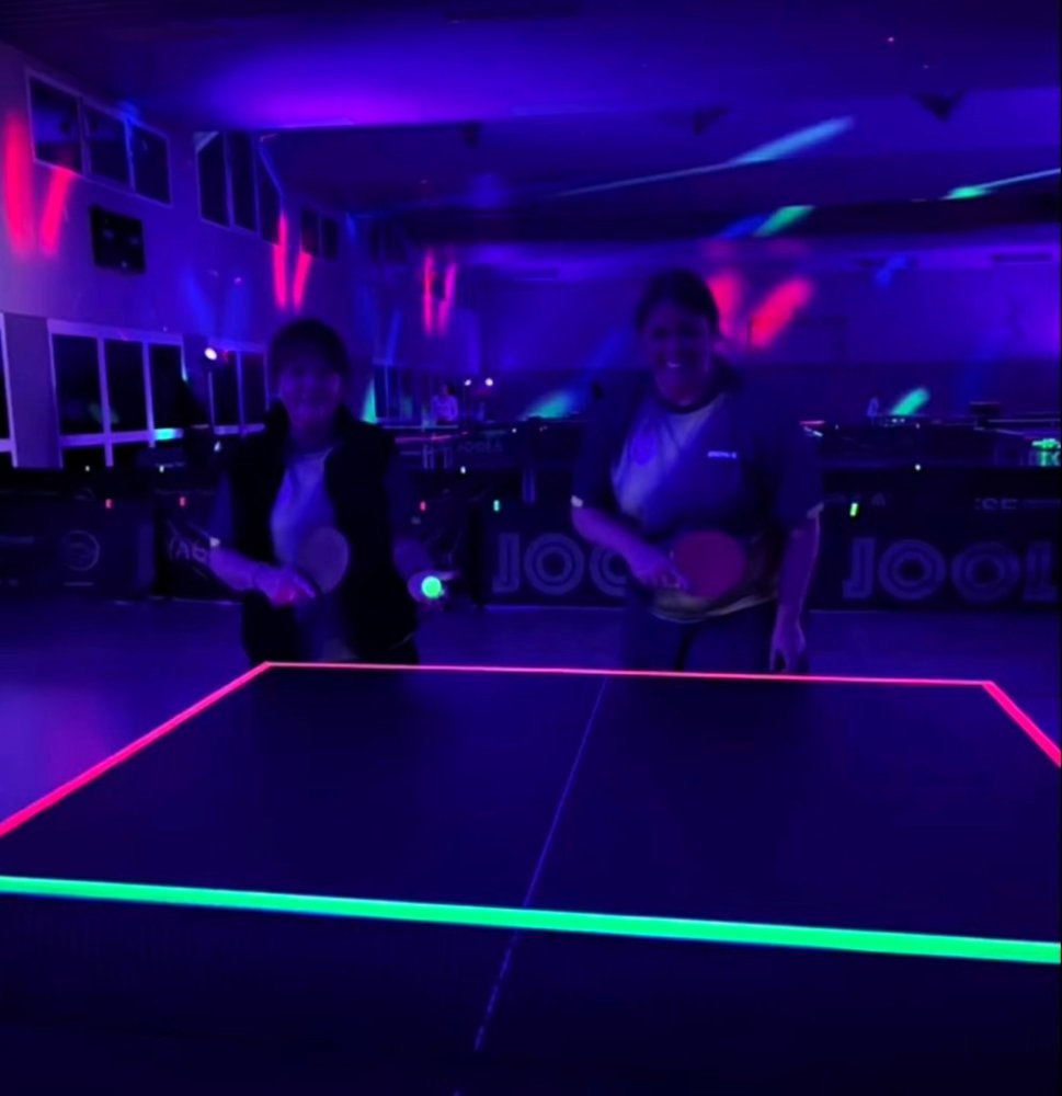Schwarzlicht-Tischtennis beim TV Stuhr