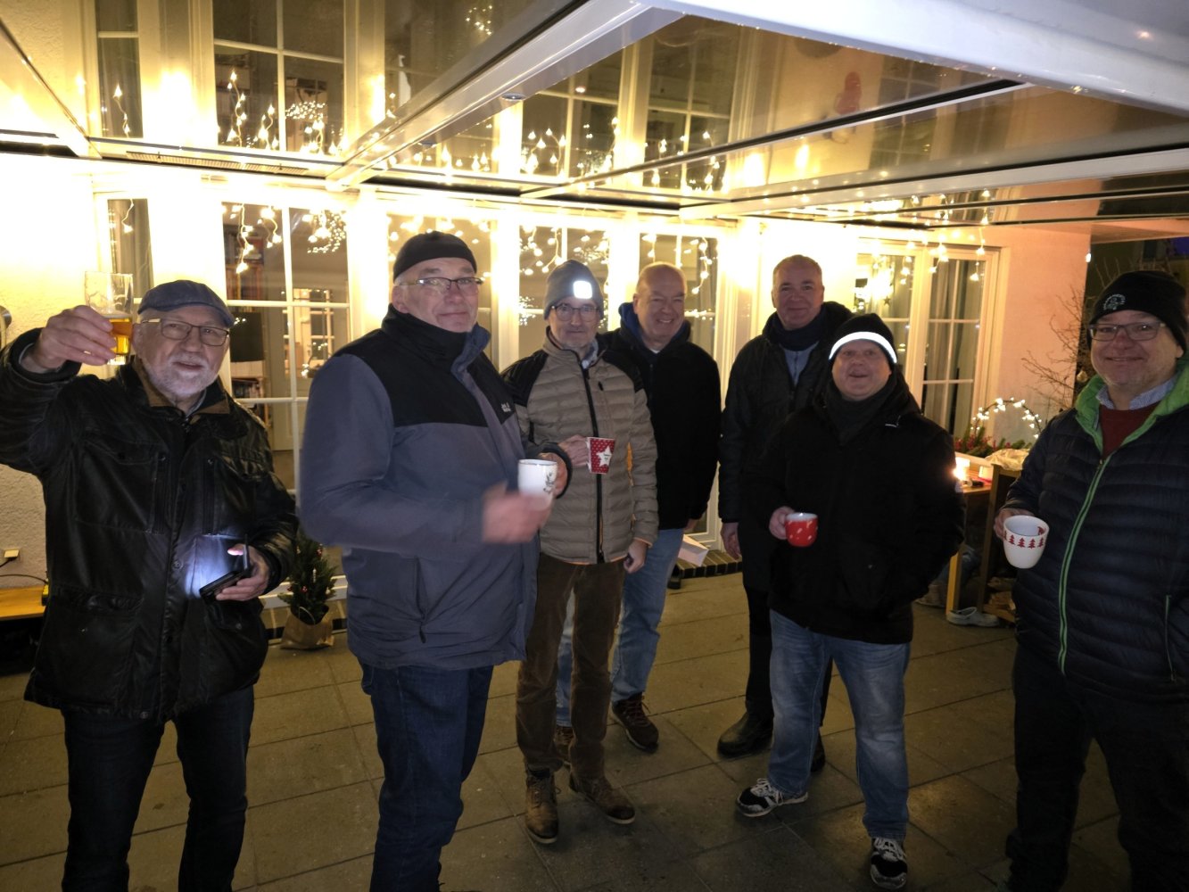 Mit Heißgetränken auf der Terrasse beim "privaten Weihnachtsmarkt"