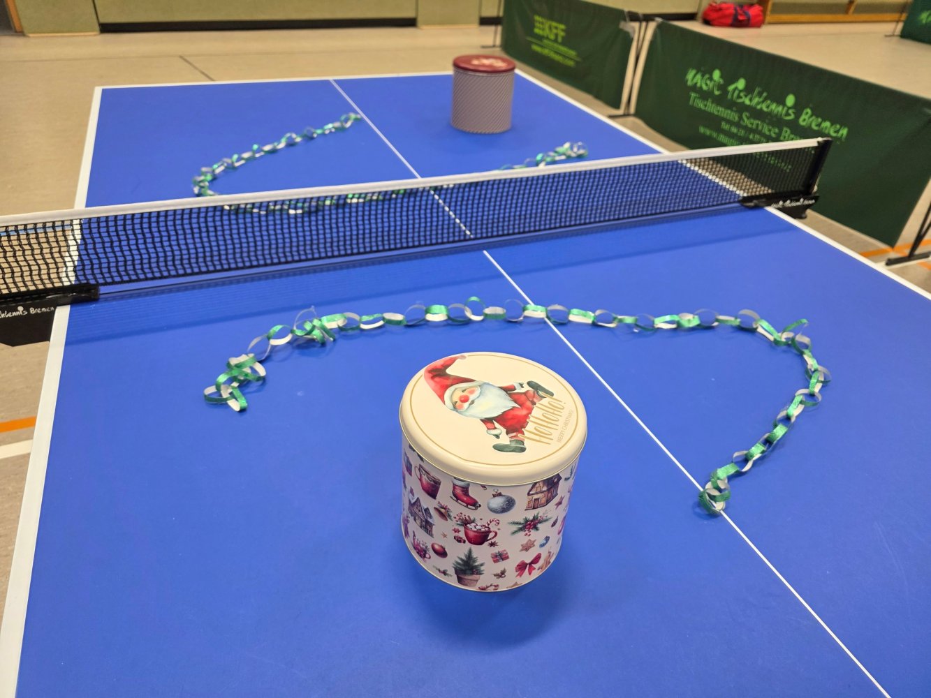 Tischtennis-Tisch mit Keksdosen und Girlanden