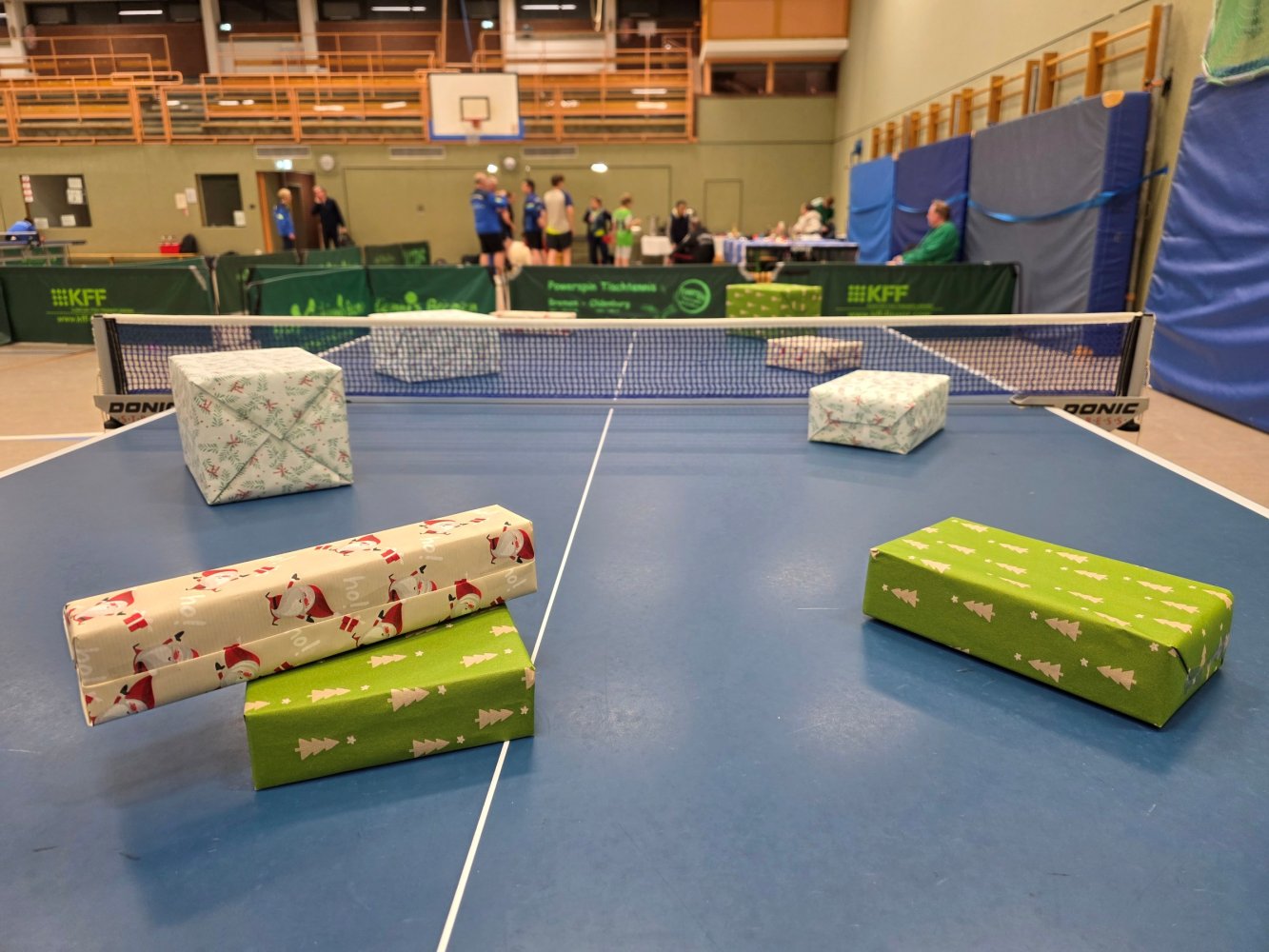 Tischtennis-Tisch mit Geschenken