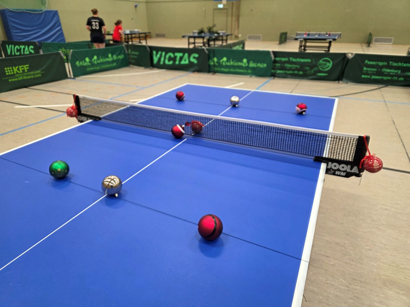 Tischtennis-Tisch mit Weihnachtsbaum-Kugeln