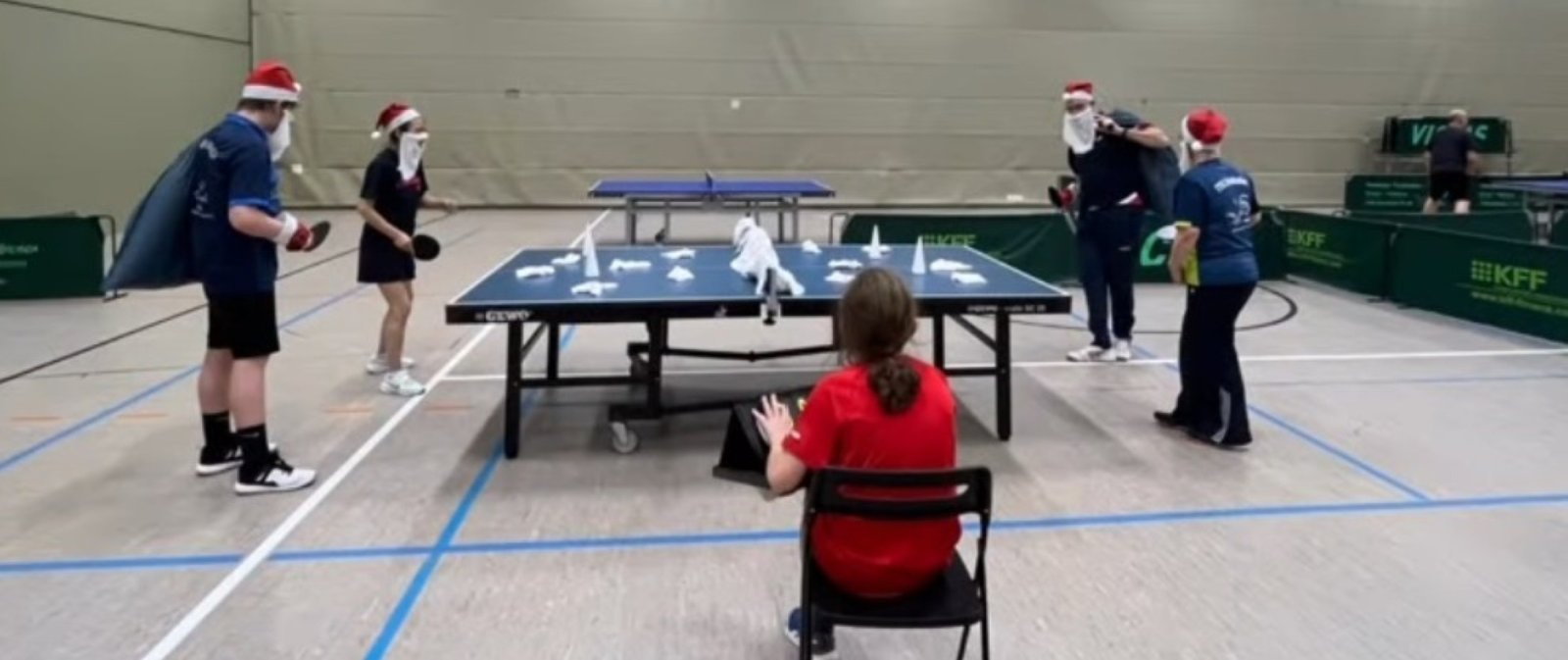 Das Finale des Doppel-Spaßturniers mit "falschem" Schnee auf dem Tisch und weihnachtlich verkleideten Spielenden