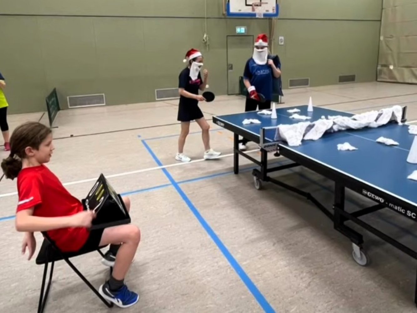 Finale: Doppel-Partie am Tisch mit "falschem" Schnee