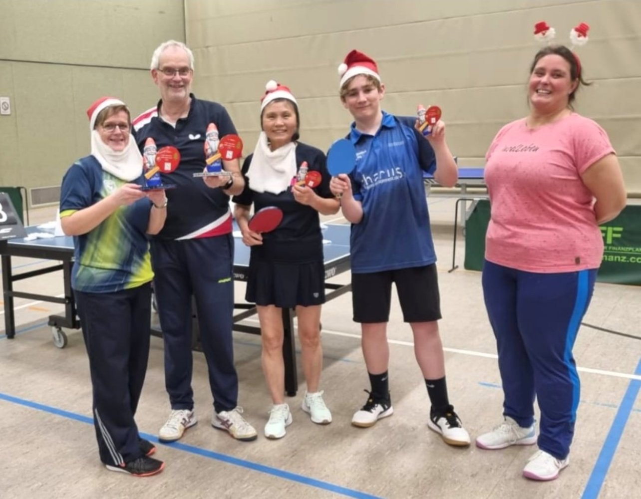 Siegerehrung des Doppel-Spaßturniers bei dem beide Final-Teams kleine "Trophäen" erhielten