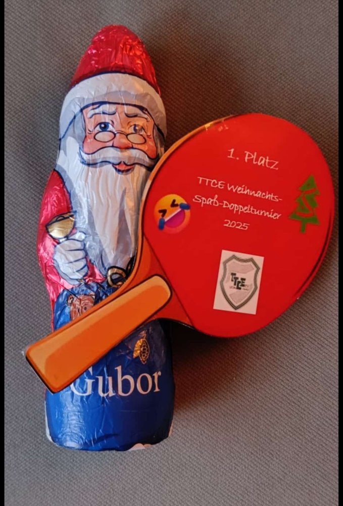 Die Sieger-Trophäe: Ein Schoko-Weihnachtsmann mit einem Tischtennis-Schläger für den 1. Platz