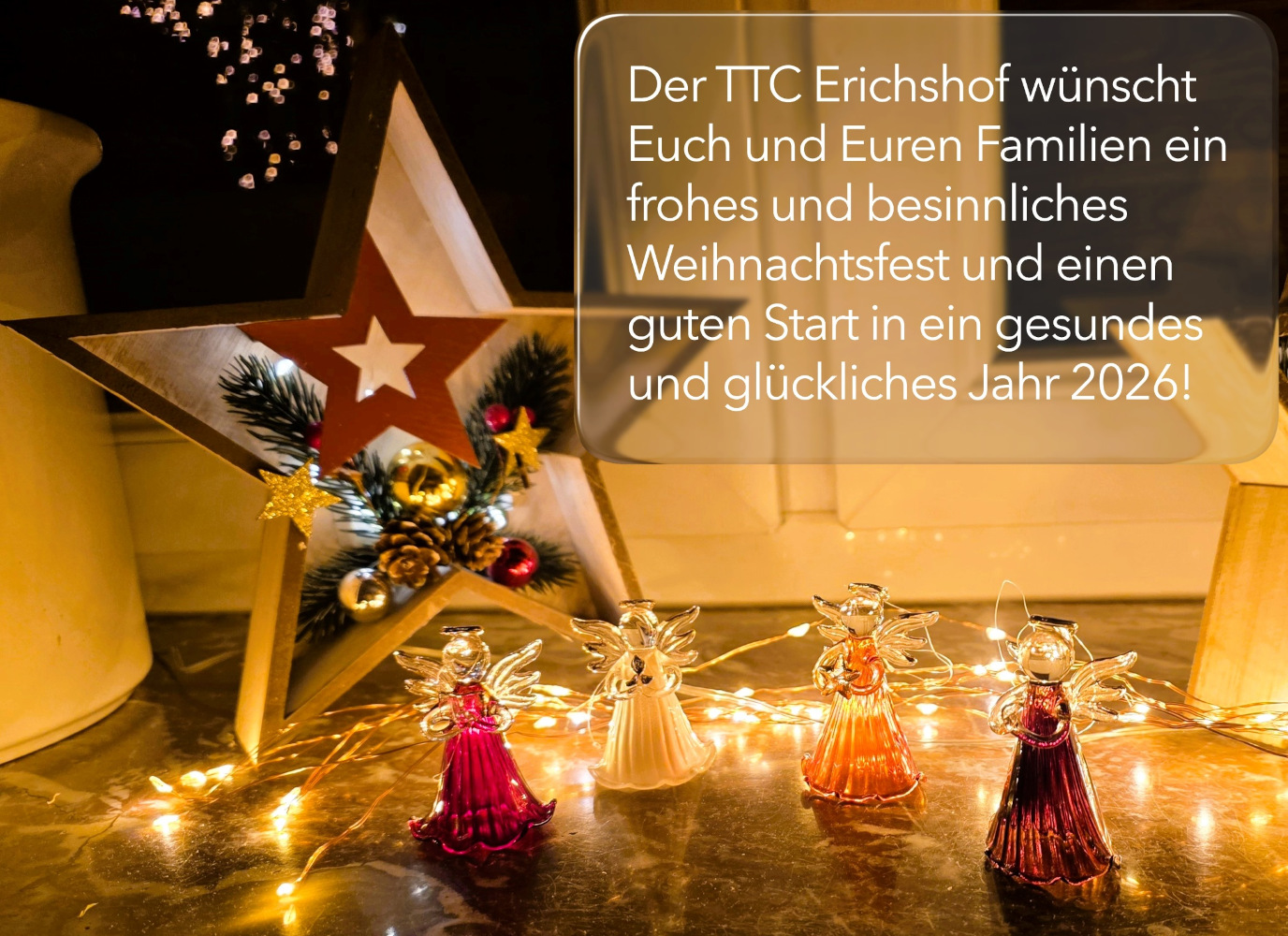TTCE wünscht frohes Weihnachtsfest mit beleuchteter Weihnachtsdeko im Hintergrund