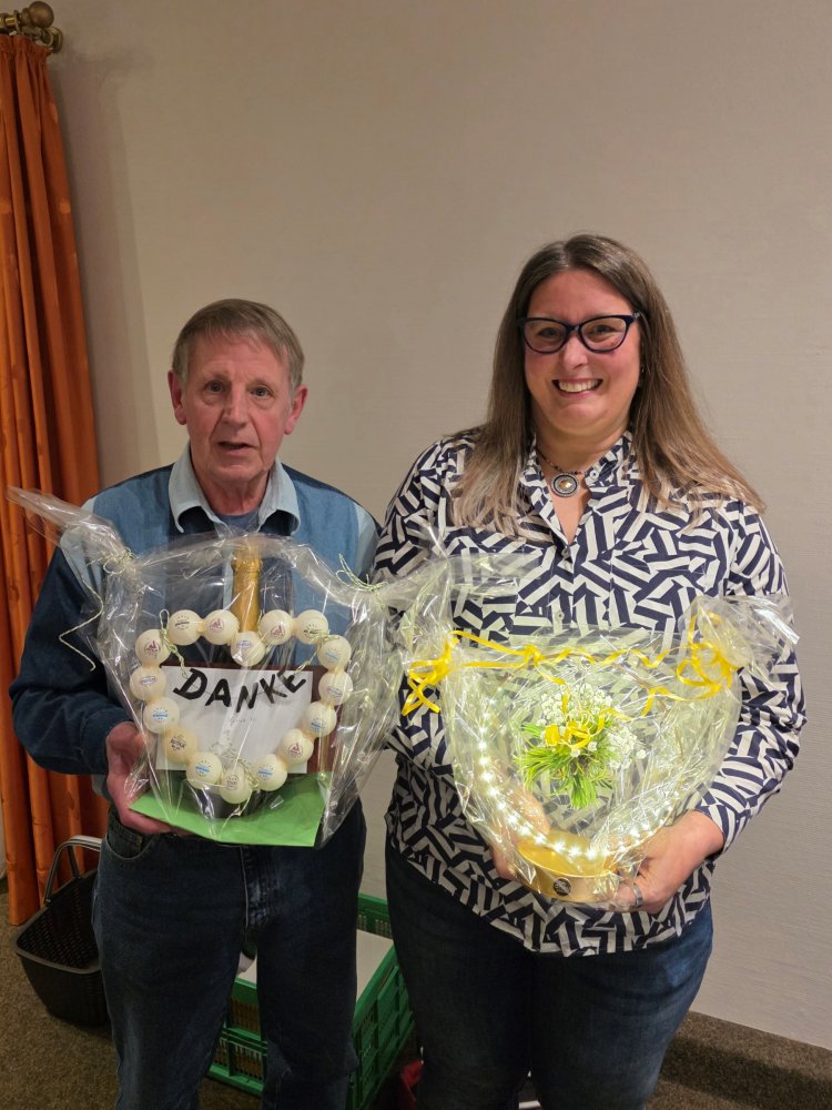Der scheidende Vorsitzende Klaus Kleinschmidt und die neue Vorsitzende Sonja Horstmann (beide mit ihren Präsenten)