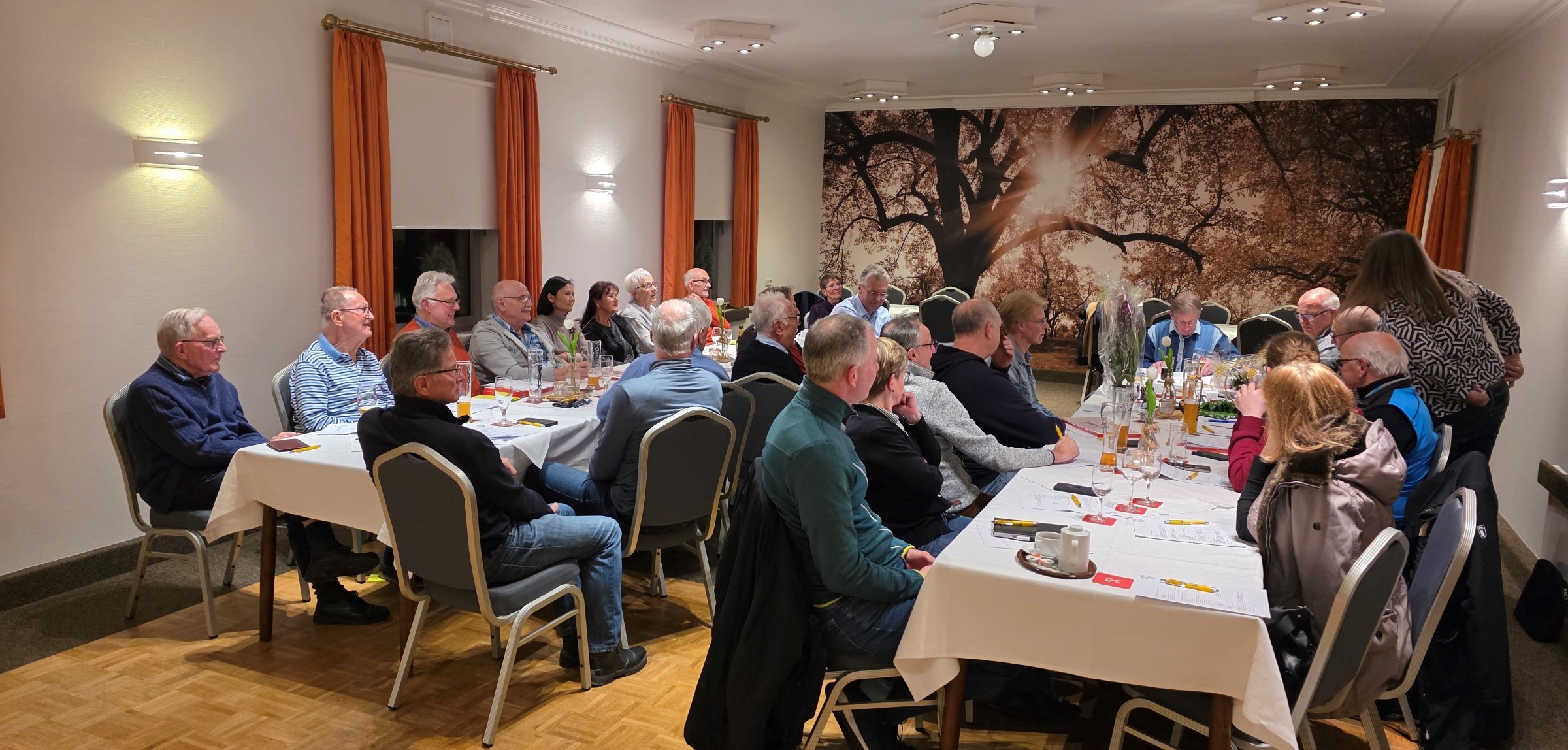 Blick über die Jahreshauptversammlung des TTCE an zwei langen Tischen