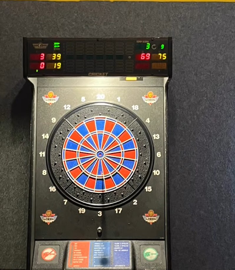 Eine elektronische Dartscheibe beim Dartabend