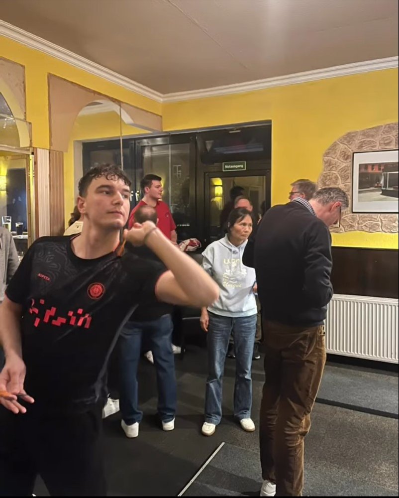 Beim Zielen vor dem Dartwurf
