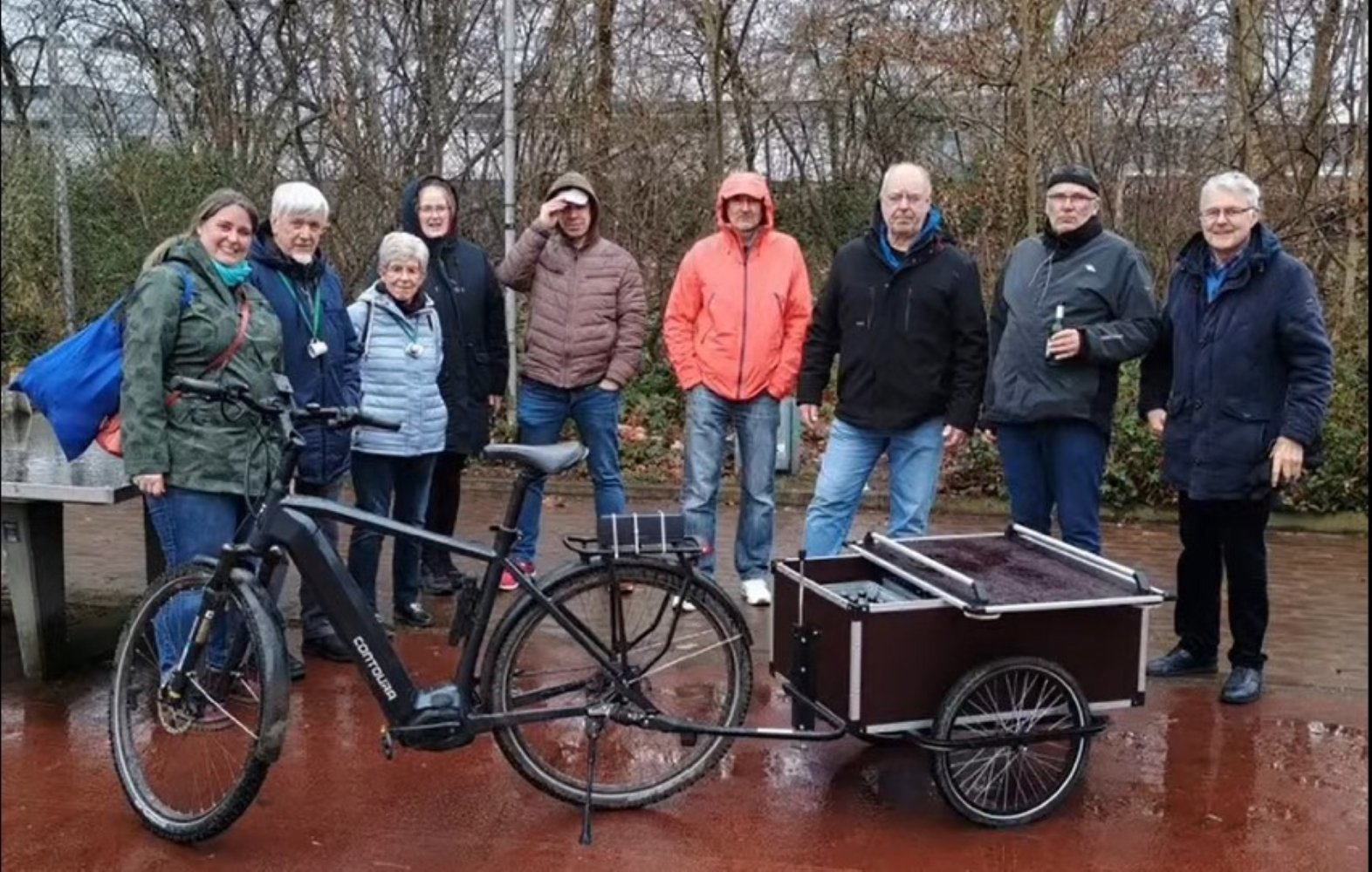 Kohltour-Gruppe mit Fahrrad-Anhänger