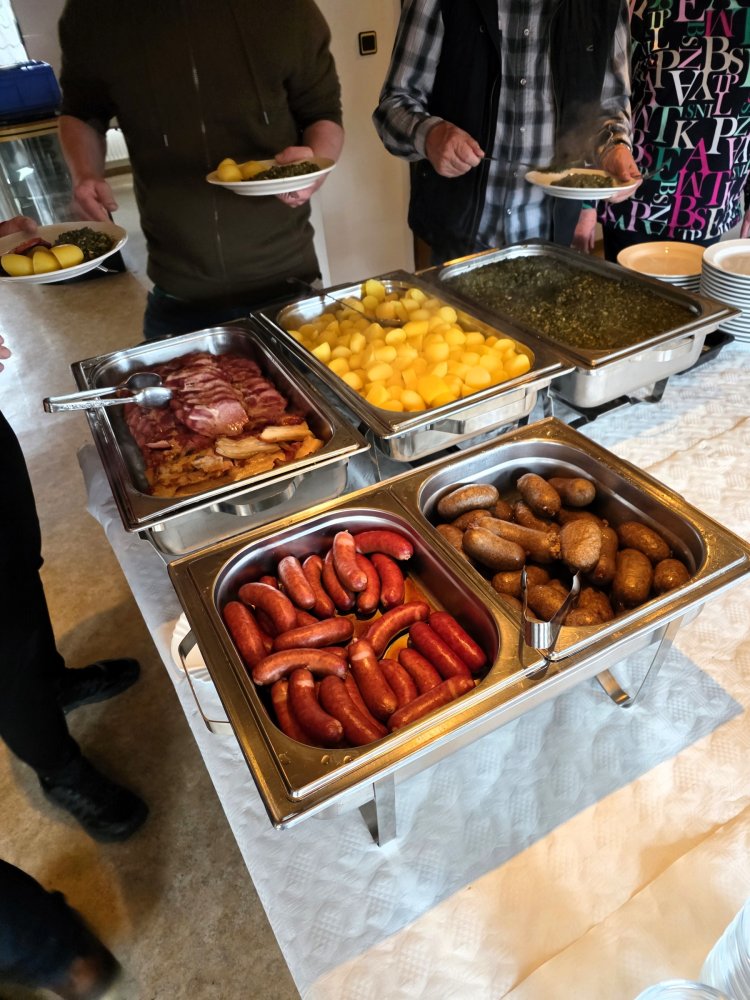 Grünkohl-Buffet mit Kartoffeln, Kasseler, Kochwurst und Pinkel