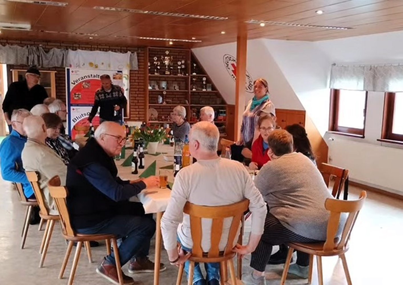 Am Tisch mit Getränken