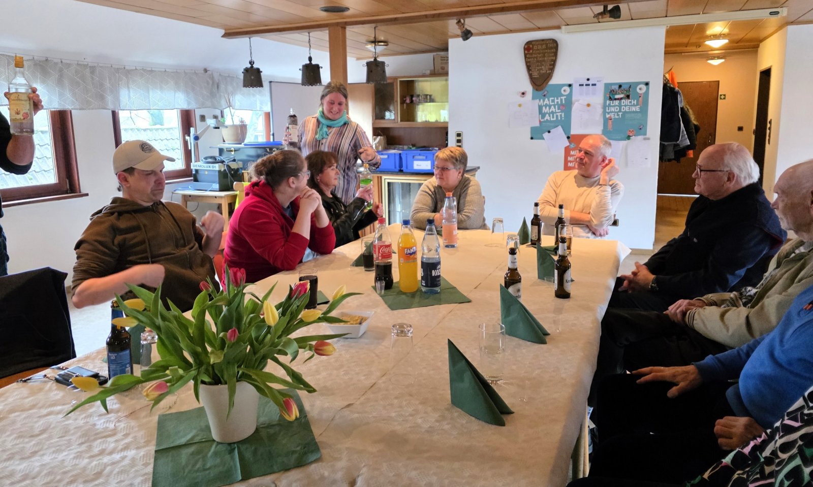 Am Tisch mit Getränken