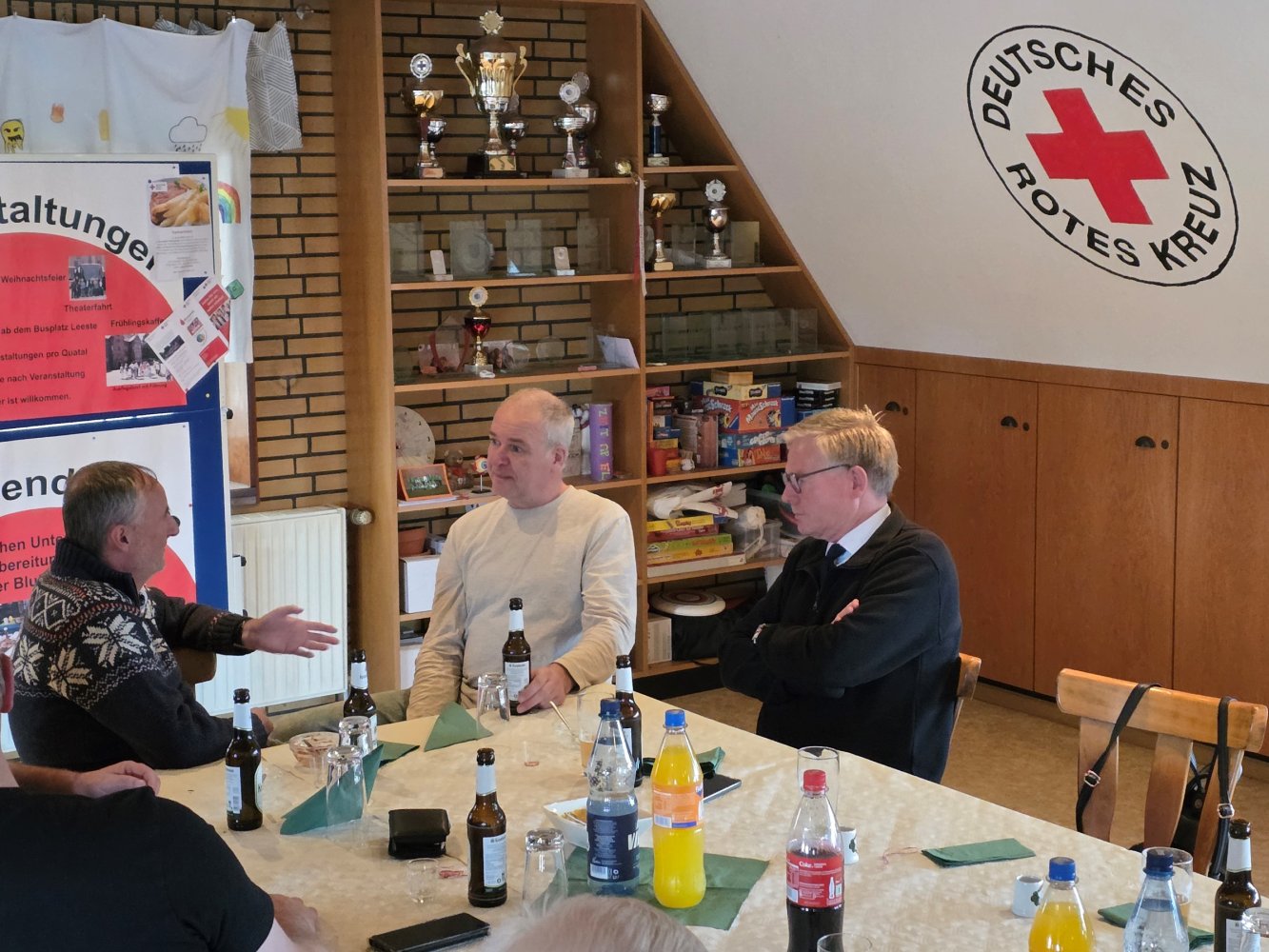 Gespräche am Tisch mit Getränken