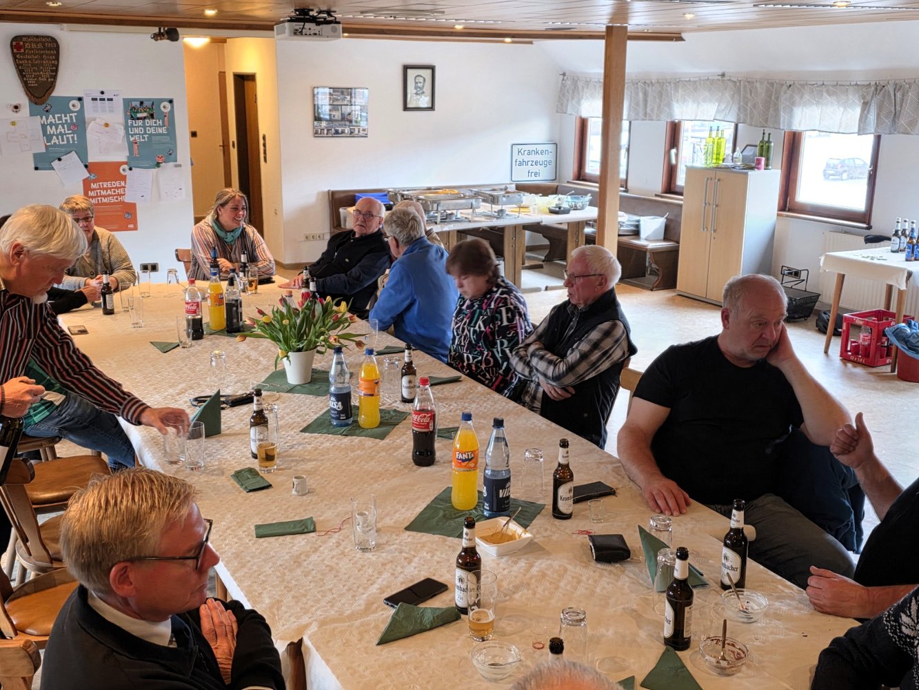 Gespräche am Tisch mit Getränken