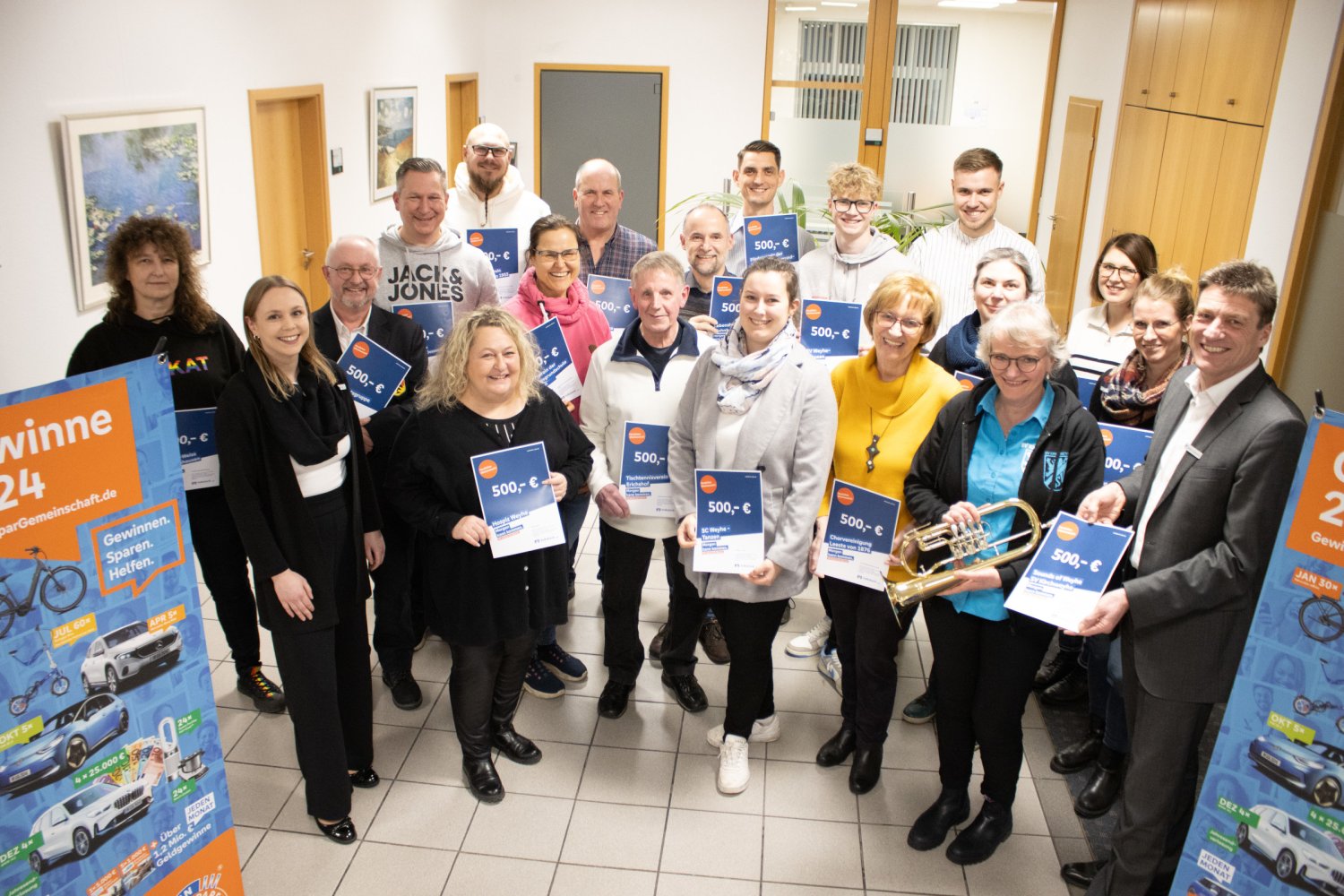  Volksbank Syke Geschenkuebergabe an die Vereinsvertreter (Foto:
Kirstin
Pauls)