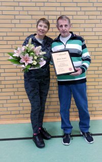Spartenleiterin Gerda Luppa mit Vereinsvorsitzendem Klaus
Kleinschmidt