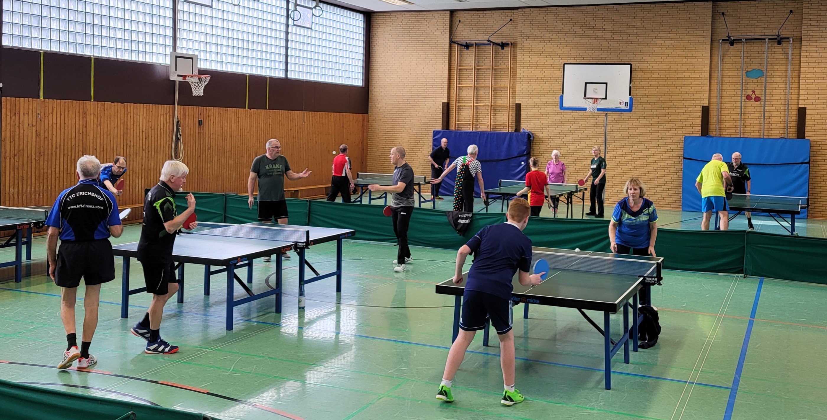Überblick über sechs voll besetzte Tische beim Tischtennis-Sonntag