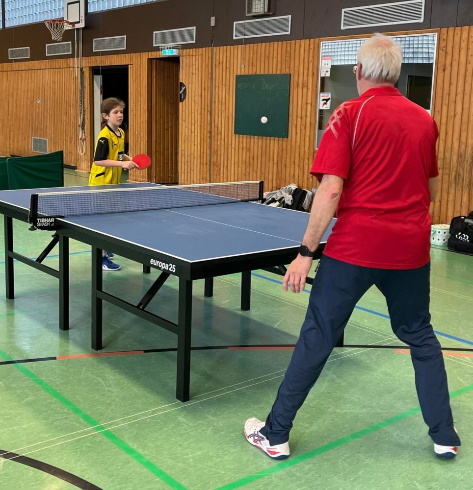 Tischtennis-Einzel zwischen einem Jugendlichem und einem Erwachsenen beim Tischtennis-Sonntag