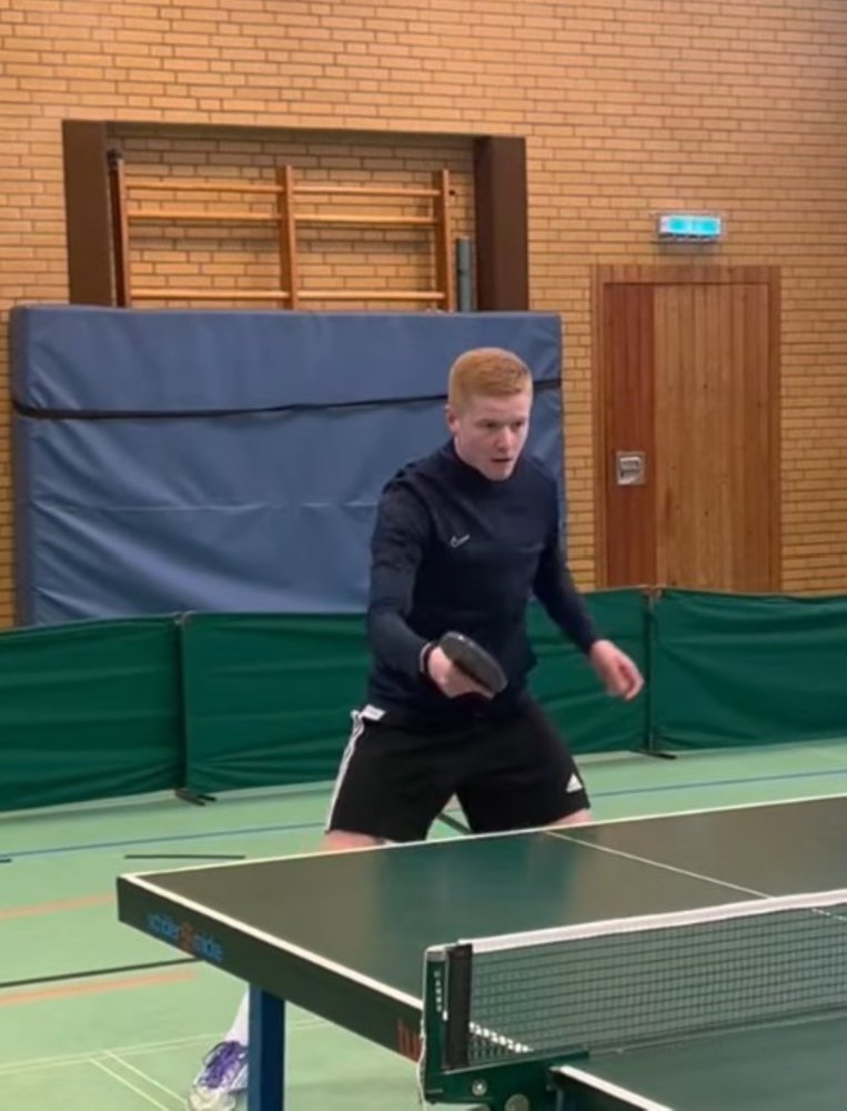 Tischtennis-Spieler im konzentrierten Spiel beim Tischtennis-Sonntag