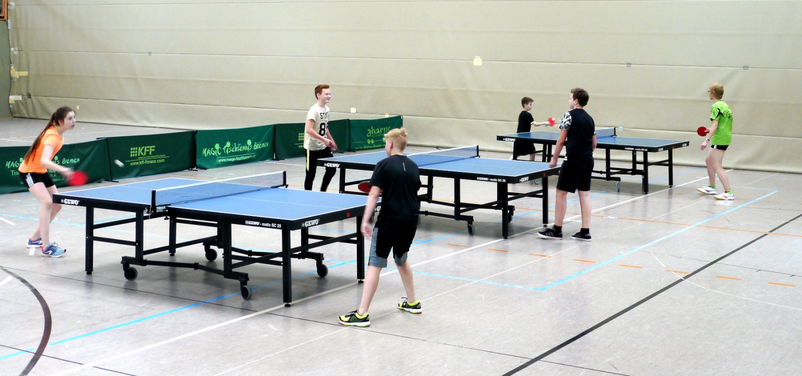 Jugendtraining an mehreren Tischtennis-Tischen